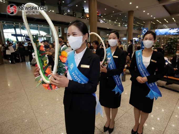 16일 오전 인천국제공항에서 HWPL 공항의전 봉사자들이 인사에게 걸어줄 화환을 들고 있다.