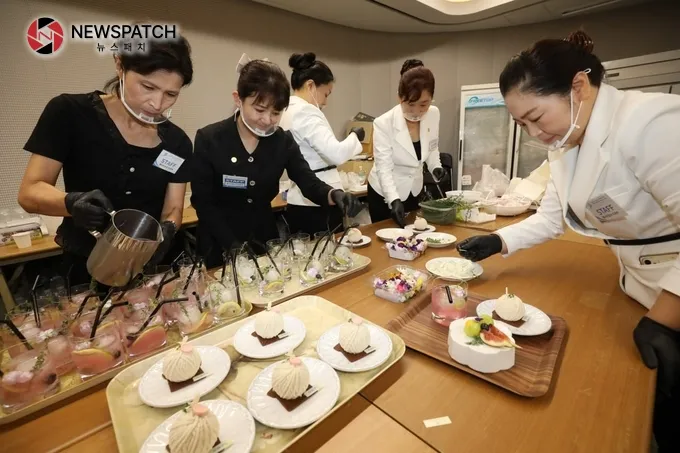 지난 18일 HWPL 9·18 평화 만국회의 제9주년 기념식 행사장에서 HWPL 다과부 스태프들이 디저트와 음료를 준비하고 있다. 지난 18일 HWPL 9·18 평화 만국회의 제9주년 기념식 행사장에서 HWPL 다과부 스태프들이 디저트와 음료를 준비하고 있다.