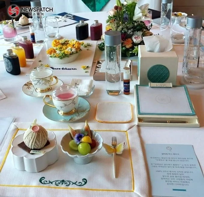 지난 18일 HWPL 9·18 평화 만국회의 제9주년 기념식 행사장에서 HWPL 다과부 스태프들이 직접 준비한 실타래 무스 케이크와 센터피스가 플레이팅돼 있다. 지난 18일 HWPL 9·18 평화 만국회의 제9주년 기념식 행사장에서 HWPL 다과부 스태프들이 직접 준비한 실타래 무스 케이크와 센터피스가 플레이팅돼 있다.