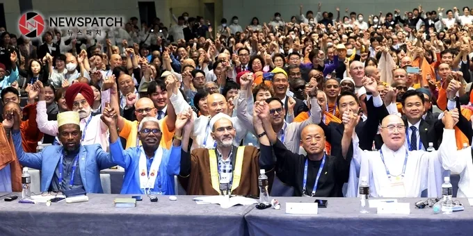 21일 오전 그랜드 하얏트 인천에서 열린 HWPL 9·18 평화 만국회의 9주년 기념식 ‘세계 종교평화아카데미 특강’에서 참석자들이 손을 마주잡고 만세를 하고 있다 21일 오전 그랜드 하얏트 인천에서 열린 HWPL 9·18 평화 만국회의 9주년 기념식 ‘세계 종교평화아카데미 특강’에서 참석자들이 손을 마주잡고 만세를 하고 있다