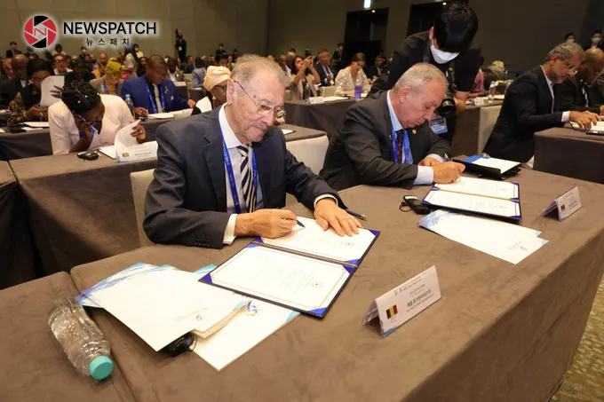 HWPL 9·18 평화 만국회의 9주년 기념식이 개최된 가운데, 18일 오후 열린 '2023 평화 지도자 콘퍼런스'에서 에밀 콘스탄티네스쿠 루마니아 전 대통령이 세계평화 실현을 위한 다짐서에 서명하고 있다 HWPL 9·18 평화 만국회의 9주년 기념식이 개최된 가운데, 18일 오후 열린 '2023 평화 지도자 콘퍼런스'에서 에밀 콘스탄티네스쿠 루마니아 전 대통령이 세계평화 실현을 위한 다짐서에 서명하고 있다