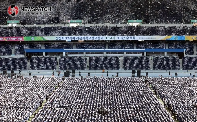 12일 대구스타디움에서 열린 ‘신천지 12지파 시온기독교선교센터 114기 수료식’에 참석한 수료생들