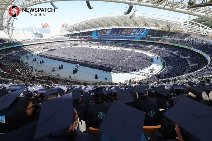 12일 대구스타디움에서 열린 ‘신천지 12지파 시온기독교선교센터 114기 수료식’에 참석한 수료생들이 1만 여명이 펼치고 있는 카드섹션을 보고 있다