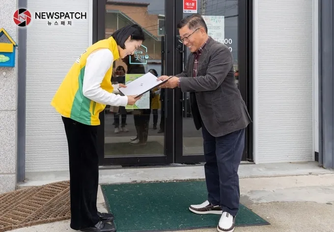 최근 가평군 상면주민자치회가 신천지자원봉사단 청평지부에 감사장을 전달했다.