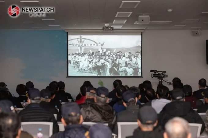 지난 5일 오후 신천지 원주교회 하늘홍보관에서 보훈단체와 함께하는 ‘송년 충효대잔치’가 열린 가운데 ‘대한민국을 아십니까’ 영상을 시청하고 있다. 지난 5일 오후 신천지 원주교회 하늘홍보관에서 보훈단체와 함께하는 ‘송년 충효대잔치’가 열린 가운데 ‘대한민국을 아십니까’ 영상을 시청하고 있다.