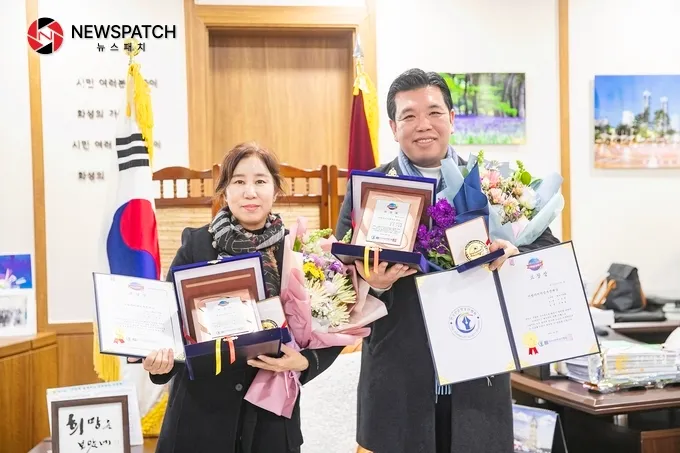 화성시의회 이계철 의원이 2023 대한민국사회발전대상 수상 동일분야 수상자인 김경희 의장과 기념촬영을 하고 있다. 화성시의회 이계철 의원이 2023 대한민국사회발전대상 수상 동일분야 수상자인 김경희 의장과 기념촬영을 하고 있다.