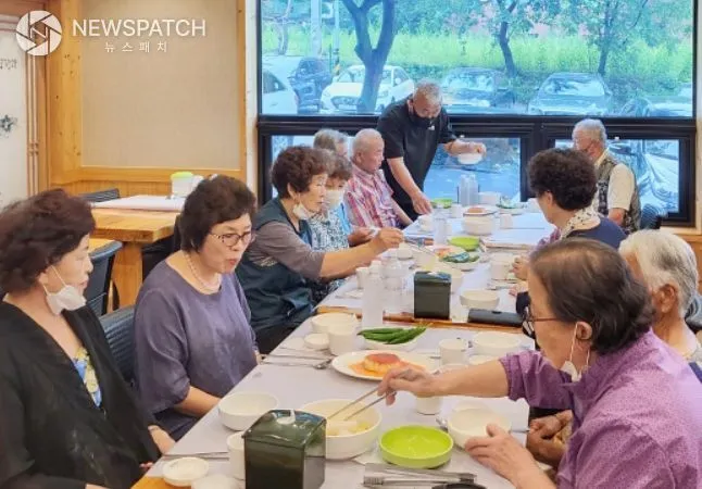 청계맑은숲 먹거리마을 상인회, 초복맞아 어르신 보양식 대접