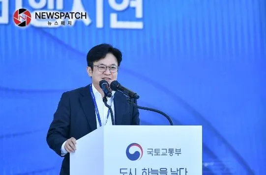 김병수 김포시장이 지난 23일 ‘2022 UAM 비행시연 행사’에 참석해 축사를 하는 모습이다. 김병수 김포시장이 지난 23일 ‘2022 UAM 비행시연 행사’에 참석해 축사를 하는 모습이다.
