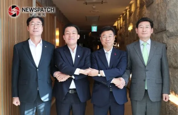 정명근 화성시장(왼쪽부터), 이재준 수원특례시장, 신상진 성남시장, 이상일 용인특례시장이 간담회 후 손을 맞잡고 있다. 정명근 화성시장(왼쪽부터), 이재준 수원특례시장, 신상진 성남시장, 이상일 용인특례시장이 간담회 후 손을 맞잡고 있다.