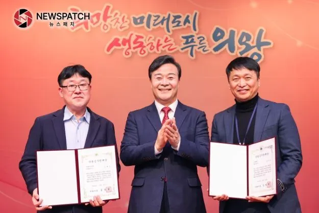 제4회 의왕시 공무원대상_시상식 사진(좌_이태우 팀장_우 김석호 팀장) 제4회 의왕시 공무원대상_시상식 사진(좌_이태우 팀장_우 김석호 팀장)