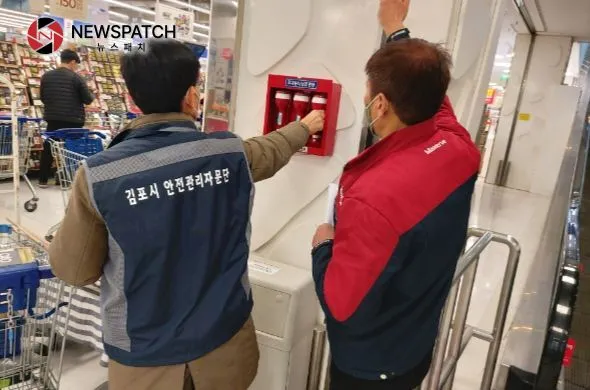 대형판매시설에 대해 점검 중인 김포시 직원들의 모습. 대형판매시설에 대해 점검 중인 김포시 직원들의 모습.