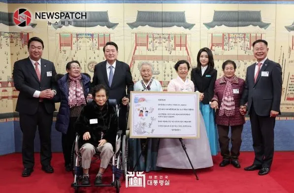 1월 12일 윤석열 대통령은 '칠곡할매글꼴'의 주인공인 칠곡 할머니들을 용산 대통령실로 초청했다. 1월 12일 윤석열 대통령은 '칠곡할매글꼴'의 주인공인 칠곡 할머니들을 용산 대통령실로 초청했다.