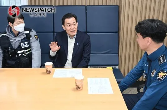 이재준 수원시장이 19일 수원남부경찰서 인계지구대를 방문해 대원들을 격려하고 있다. 이재준 수원시장이 19일 수원남부경찰서 인계지구대를 방문해 대원들을 격려하고 있다.