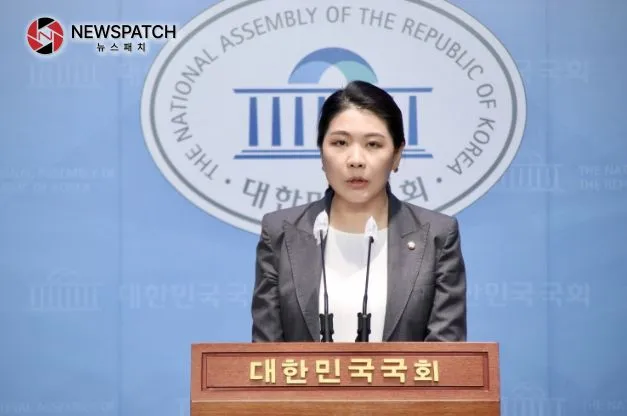 더불어민주당 신현영 국회의원이 27일 오후 1시 20분 국회 소통관 기자회견장에서 열린 보호출생제 반대 기자회견에 참여해 발언하고 있다. /사진=신현영 국회의원실 더불어민주당 신현영 국회의원이 27일 오후 1시 20분 국회 소통관 기자회견장에서 열린 보호출생제 반대 기자회견에 참여해 발언하고 있다. /사진=신현영 국회의원실