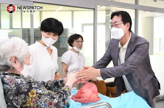 정명근 화성시장, 취임 1주년 맞아 관내 노인요양시설 방문해 정명근 화성시장, 취임 1주년 맞아 관내 노인요양시설 방문해