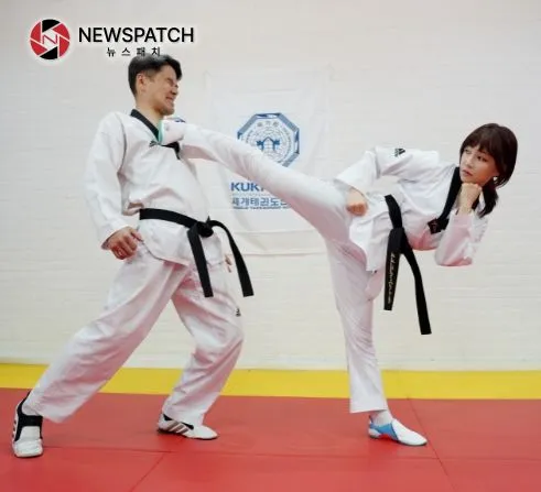 만능 탤런트 이유리씨가 태권도 실전호신술 수련을 하고 있다. 만능 탤런트 이유리씨가 태권도 실전호신술 수련을 하고 있다.