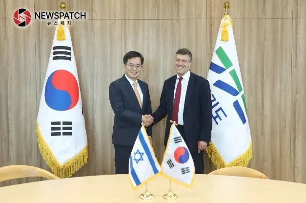 18일 오후 도지사 집무실에서 김동연 경기도지사가 Akiva Tor 주한 이스라엘 대사와 기념촬영을 하고 있다. 18일 오후 도지사 집무실에서 김동연 경기도지사가 Akiva Tor 주한 이스라엘 대사와 기념촬영을 하고 있다.