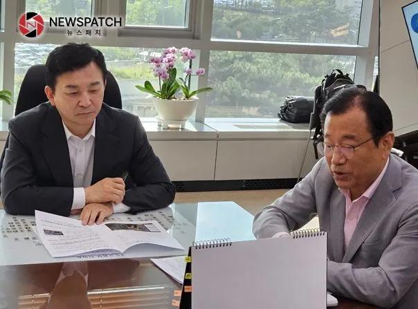이현재 하남시장(사진 오른쪽)은 지난 22일 원희룡 국토교통부 장관(사진 왼쪽)을 만나 지하철 3호선과 9호선 등 교통문제, 교산신도시 자족기능 확보방안, K-스타월드 조성사업 관련 GB해제 행정절차 간소화 등 하남시 현안사항을 건의하고 있다. 이현재 하남시장(사진 오른쪽)은 지난 22일 원희룡 국토교통부 장관(사진 왼쪽)을 만나 지하철 3호선과 9호선 등 교통문제, 교산신도시 자족기능 확보방안, K-스타월드 조성사업 관련 GB해제 행정절차 간소화 등 하남시 현안사항을 건의하고 있다.