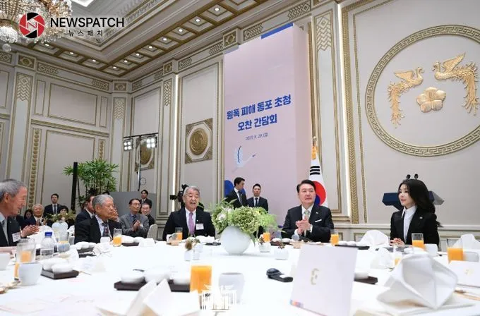 9월 29일 윤석열 대통령 부부는 원폭 피해 동포 초청 오찬 간담회를 가졌다. 9월 29일 윤석열 대통령 부부는 원폭 피해 동포 초청 오찬 간담회를 가졌다.