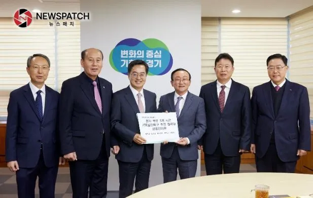 29일 오후 경기도 북부청사에서 5개 시장.군수가 김동연 경기도지사에게 공동 건의문 전달 후 기념촬영을 하고 있다.(사진 왼쪽부터 이현호 포천시부시장, 박형덕 동두천시장, 김동연 경기도지사, 김덕현 연천군수, 서태원 가평군수, 강수현 양주시장)