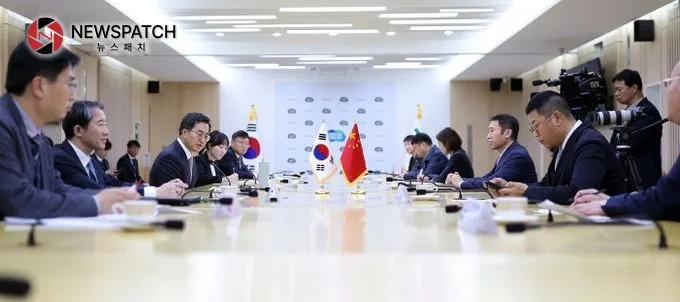 20일 오후 경기도청 북부청사에서 김동연 경기도지사가 중국 랴오닝성 무역교류단과 면담을 하고 있다. 20일 오후 경기도청 북부청사에서 김동연 경기도지사가 중국 랴오닝성 무역교류단과 면담을 하고 있다.