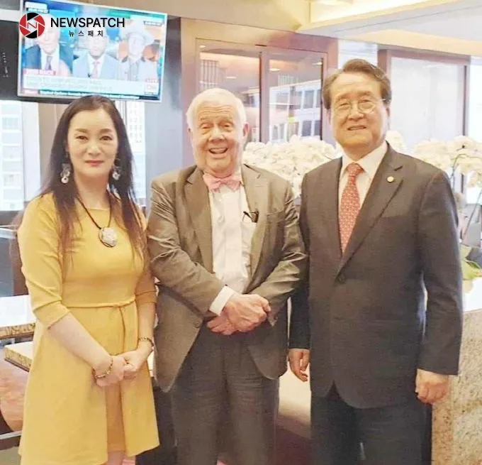 한미기업인친선포럼(KABFF)의 공동 설립자인 제나 정(Zena Chung) 글로벌외교관포럼 이사장과 유장희 전 동반성장위원장이 제나 정 회장이 오랫동안 에이전시를 맡고 있는 짐로저스(Jim Rogers) 회장 (가운데)과 함께 포즈를 취하고 있다. 한편 짐로저스 회장은 워런버핏(Warren Buffet), 조지소로스(George Soros)와 함께 세계3대 투자가로 불리고 있으며, 한미기업인친선포럼의 명예이사장을 맡고 있다. 한미기업인친선포럼(KABFF)의 공동 설립자인 제나 정(Zena Chung) 글로벌외교관포럼 이사장과 유장희 전 동반성장위원장이 제나 정 회장이 오랫동안 에이전시를 맡고 있는 짐로저스(Jim Rogers) 회장 (가운데)과 함께 포즈를 취하고 있다. 한편 짐로저스 회장은 워런버핏(Warren Buffet), 조지소로스(George Soros)와 함께 세계3대 투자가로 불리고 있으며, 한미기업인친선포럼의 명예이사장을 맡고 있다.