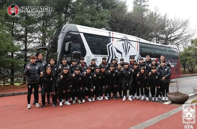 지난 27일 우즈베키스탄 출국 전 파주NFC에서 촬영한 여자 U-19 대표팀의 단체 사진. 지난 27일 우즈베키스탄 출국 전 파주NFC에서 촬영한 여자 U-19 대표팀의 단체 사진.