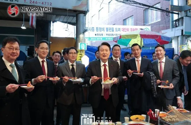 12월 6일 윤석열 대통령은 부산의 대표 전통시장인 국제시장 일원을 찾아 시민들과 소통하고 상인들을 격려했다. 12월 6일 윤석열 대통령은 부산의 대표 전통시장인 국제시장 일원을 찾아 시민들과 소통하고 상인들을 격려했다.