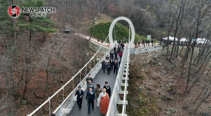 가평군은 지난해11월 명지산 군립공원 내 하늘 구름다리를 개통했다 가평군은 지난해11월 명지산 군립공원 내 하늘 구름다리를 개통했다