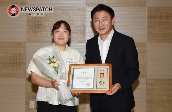김동근 시장이 9월 2일 ‘2024년 올해의 청년상 시상식’에서 수상자 청년과 함께 기념사진을 찍고 있다.