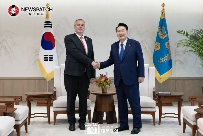 9월 4일 윤석열 대통령은 용산 대통령실에서 한국을 방문한 「토마쉬 포야르(Tomáš Pojar)」 체코 국가안보보좌관을 접견하고, 한-체코 관계 강화 방안에 대해 의견을 교환했다.