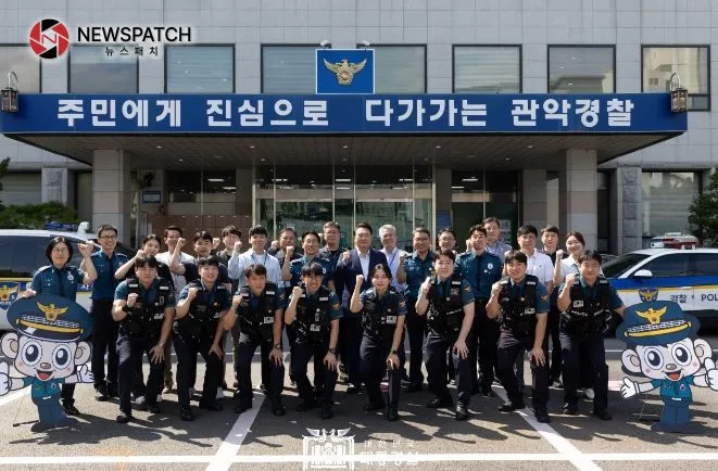 9월 15일 윤석열 대통령은 서울 관악경찰서를 방문해 추석 명절 특별치안활동을 펼치고 있는 경찰관들을 격려했다. 9월 15일 윤석열 대통령은 서울 관악경찰서를 방문해 추석 명절 특별치안활동을 펼치고 있는 경찰관들을 격려했다.