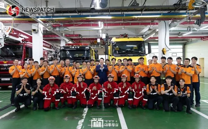 9월 15일 윤석열 대통령은 서울 강서소방서를 방문해 119종합상황실에서 추석 연휴 화재, 구조, 구급 상황에 대해 보고 받고 특별 경계근무 중인 소방관들을 격려했다. 9월 15일 윤석열 대통령은 서울 강서소방서를 방문해 119종합상황실에서 추석 연휴 화재, 구조, 구급 상황에 대해 보고 받고 특별 경계근무 중인 소방관들을 격려했다.