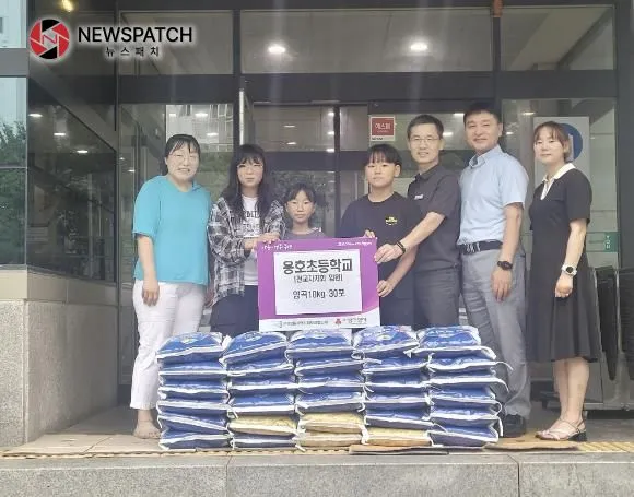 군포시 용호초등학교 전교자치회 바자회 수익 군포2동에 기탁 군포시 용호초등학교 전교자치회 바자회 수익 군포2동에 기탁