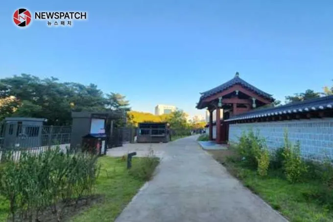율곡로 구간 창경궁 출입문(왼쪽)과 종묘 북신문(오른쪽) 율곡로 구간 창경궁 출입문(왼쪽)과 종묘 북신문(오른쪽)