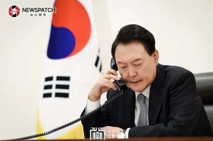 10월 29일 윤석열 대통령은 ｢볼로디미르 젤렌스키(Volodymyr Zelenskyy)｣ 우크라이나 대통령과 전화 통화를 갖고, 북한의 러시아 파병과 우크라이나 전쟁 참전 동향에 대한 평가를 공유하고 앞으로의 대응 방안을 논의했다.
